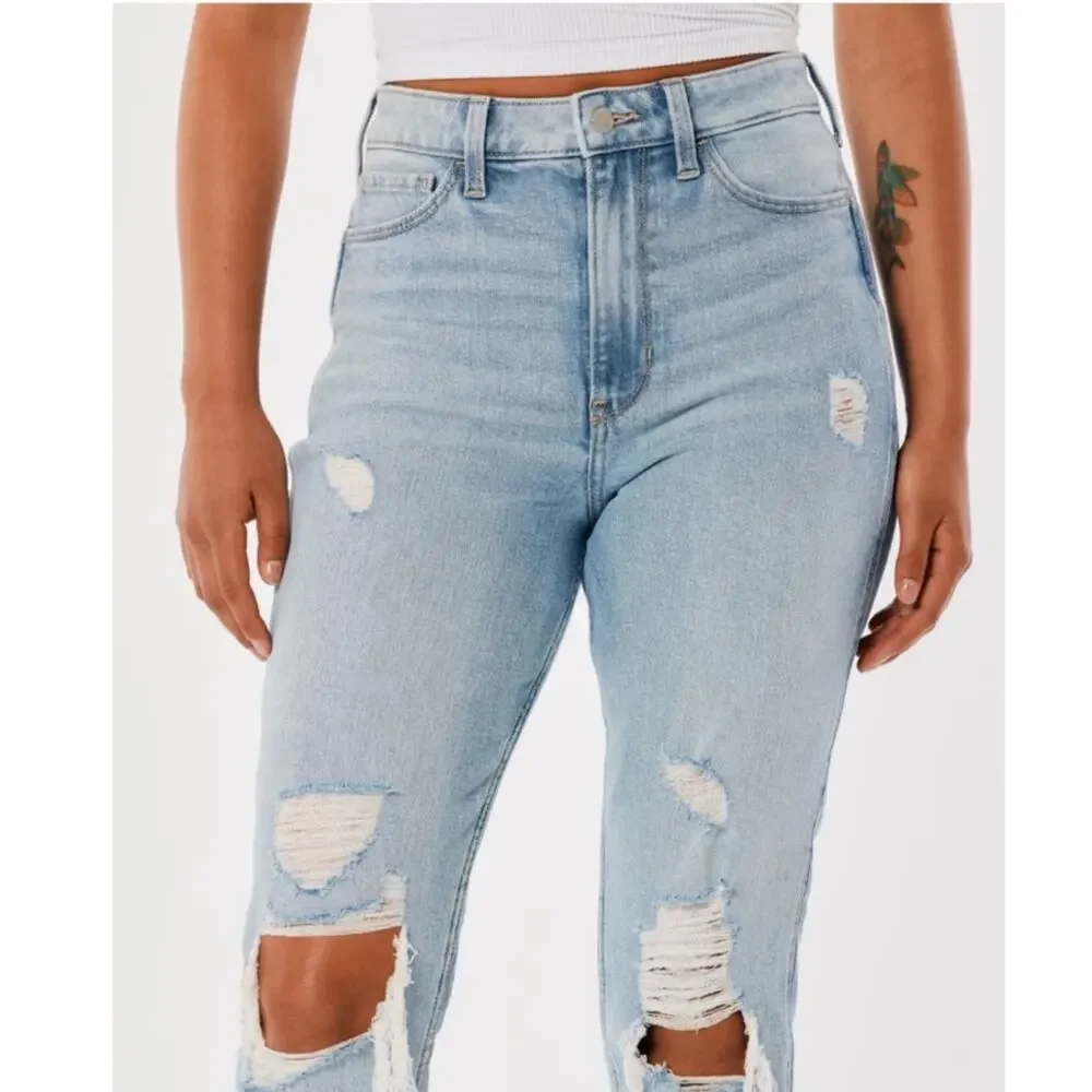 Hollister Ultra High-Rise Ripped Light Wash Mom‎ Jeans Size 3R